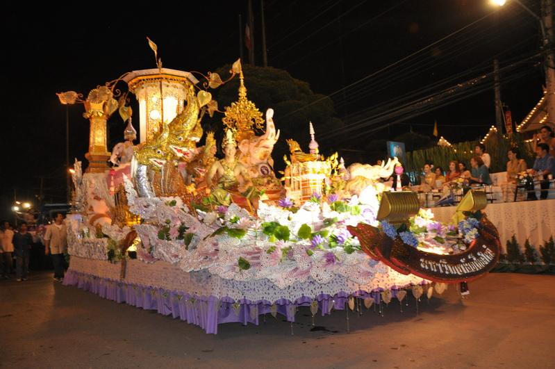 ขบวนยี่เป็งเชียงใหม่ 2555 จาก มหาวิทยาลัยเชียงใหม่
