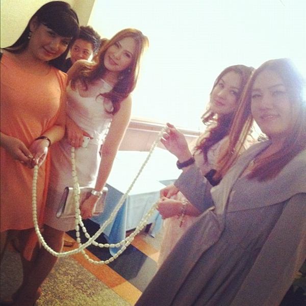 ชมภาพ...งานหมั้นสุดหวาน ของ เบลล์ ไชน่าดอลล์ กับ พิฑฒิ แฟนหนุ่มนอกวงการ