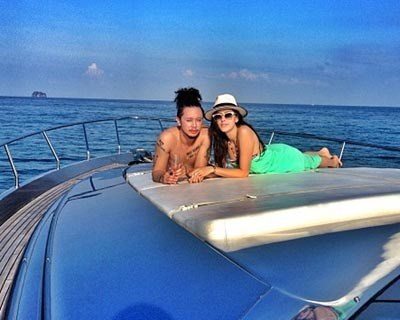 ตาร้อน ขันเงิน ควง ริต้า ล่องเรือหรู