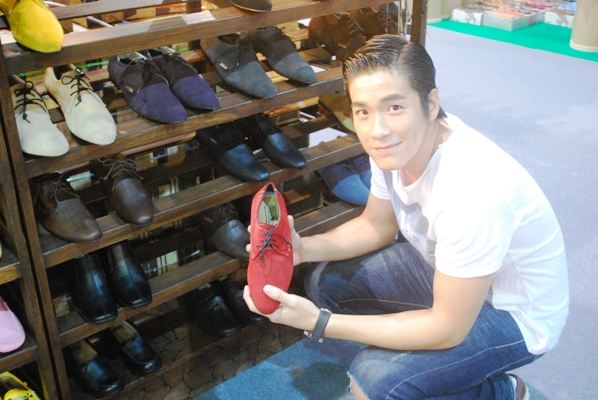 อาเล็ก ธีรเดช  พระเอกคนล่าสุด ของ พี่ชมพู่ ใน คุณนายโฮ