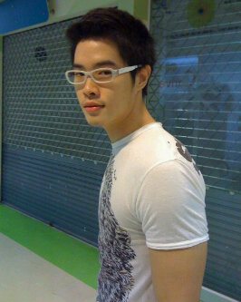 ใครรู้จักคนในรูปบ้าง ?