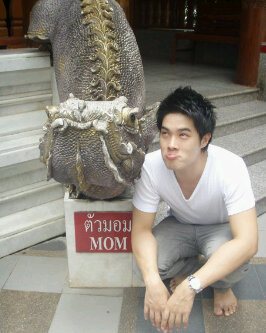 ใครรู้จักคนในรูปบ้าง ?