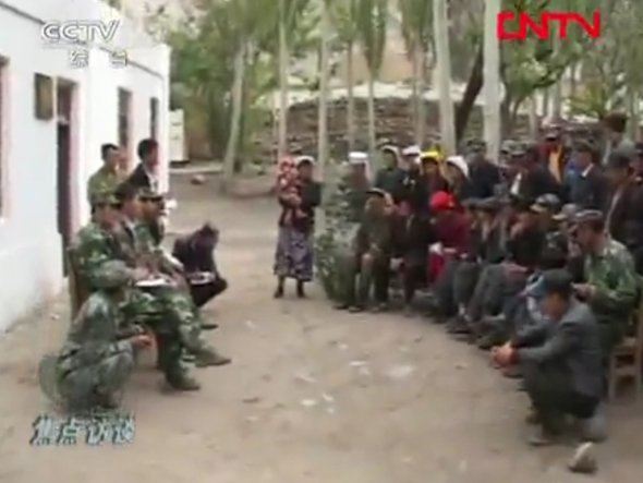 เด็กจีนไปโรงเรียนโดยปีนเขา โขดหินและข้ามแม่น้ำ