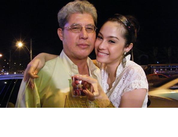 ขวัญ อุษามณี รูปนี้คล้ายๆ พิ้งกี้ สาวิกา เลย ^___^