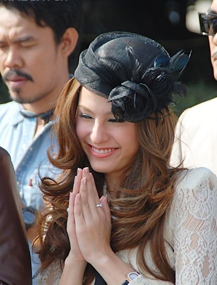 ขวัญ อุษามณี รูปนี้คล้ายๆ พิ้งกี้ สาวิกา เลย ^___^