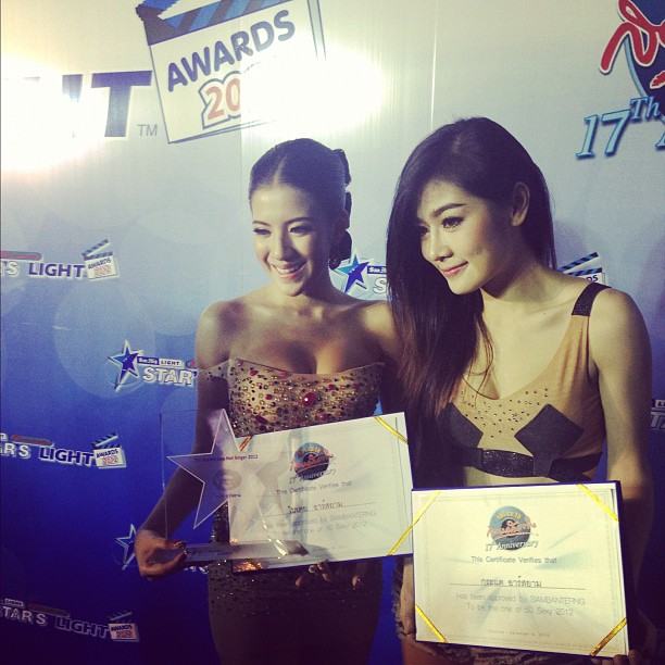 ใบเตย อาร์สยาม @ Star's Light Awards 2012!!