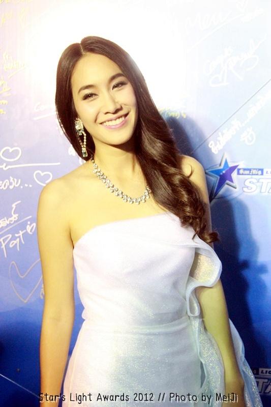 มิน พีชญา คว้า รางวัล สาวเจ้าเสน่ห์ @ Star's Light Awards 2012