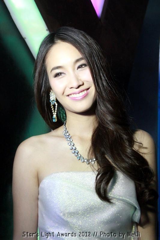 มิน พีชญา คว้า รางวัล สาวเจ้าเสน่ห์ @ Star's Light Awards 2012