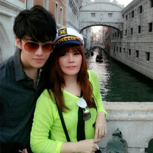 คุณแม่ยังสาว