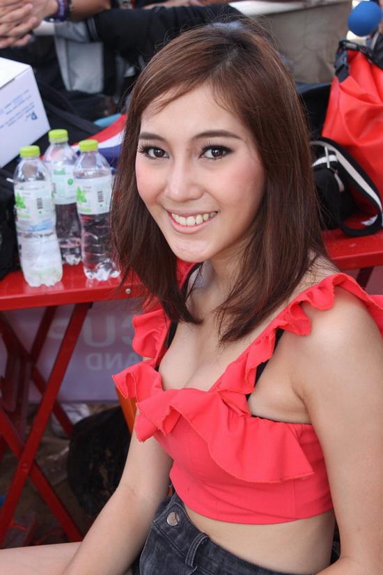 &lsquo;แพม-เพี๊ยซ&rsquo; ท้าดวลเซ็กซี่ หนุ่มขยี้ตาจ้องดูพัลวัน!