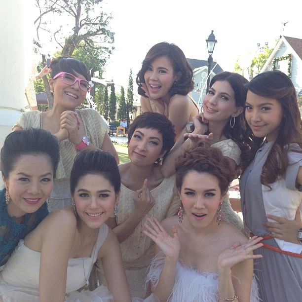 ชมพู่ อารยา ในชุดเจ้าสาว กับเหล่านักแสดง คุณสามี (กำมะลอ) ที่รัก