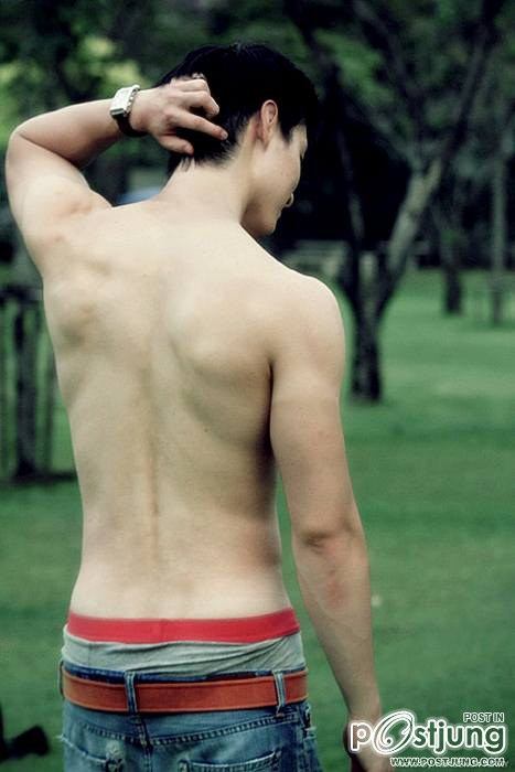 ตี๋กิมจิ ในชุด A WALK IN BANGKOK