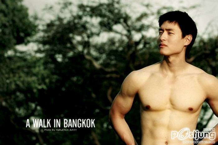 ตี๋กิมจิ ในชุด A WALK IN BANGKOK