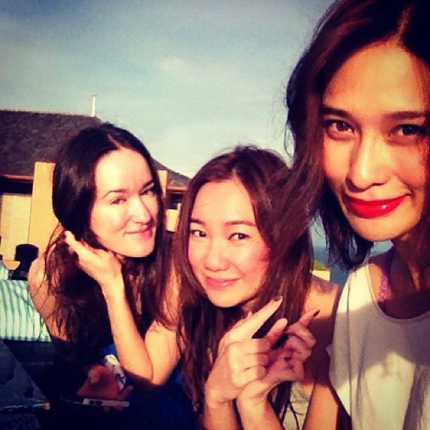 พลอย เฌอมาลย์ กับก๊วนเพื่อนสาว รับลมทะเลที่ ศรีพันวา