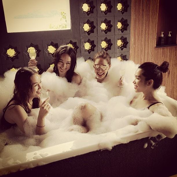 พลอย เฌอมาลย์ กับก๊วนเพื่อนสาว รับลมทะเลที่ ศรีพันวา