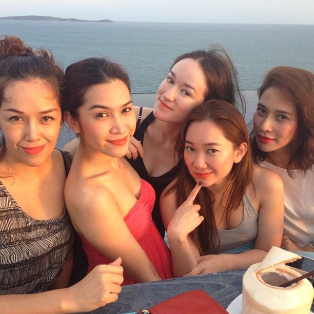 พลอย เฌอมาลย์ กับก๊วนเพื่อนสาว รับลมทะเลที่ ศรีพันวา