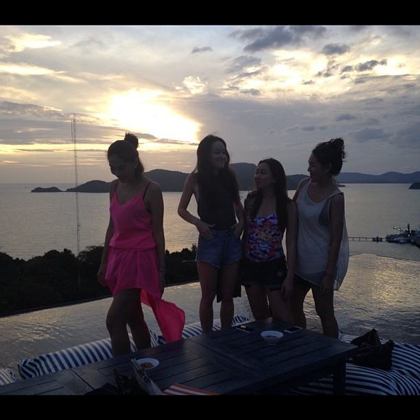พลอย เฌอมาลย์ กับก๊วนเพื่อนสาว รับลมทะเลที่ ศรีพันวา