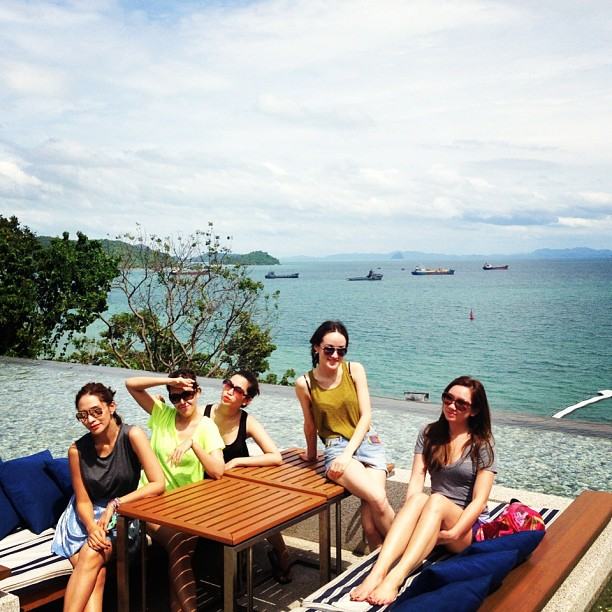 พลอย เฌอมาลย์ กับก๊วนเพื่อนสาว รับลมทะเลที่ ศรีพันวา