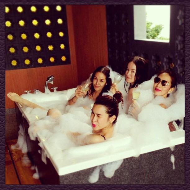 พลอย เฌอมาลย์ กับก๊วนเพื่อนสาว รับลมทะเลที่ ศรีพันวา