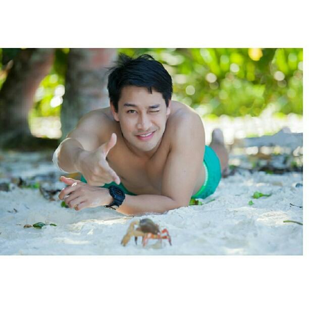 ป้อง ณวัฒน์ อวดหุ่นเอาใจแฟนคลับ ที่เกาะตาชัย และภูเก็ต