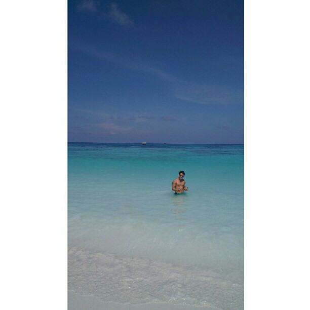 ป้อง ณวัฒน์ อวดหุ่นเอาใจแฟนคลับ ที่เกาะตาชัย และภูเก็ต