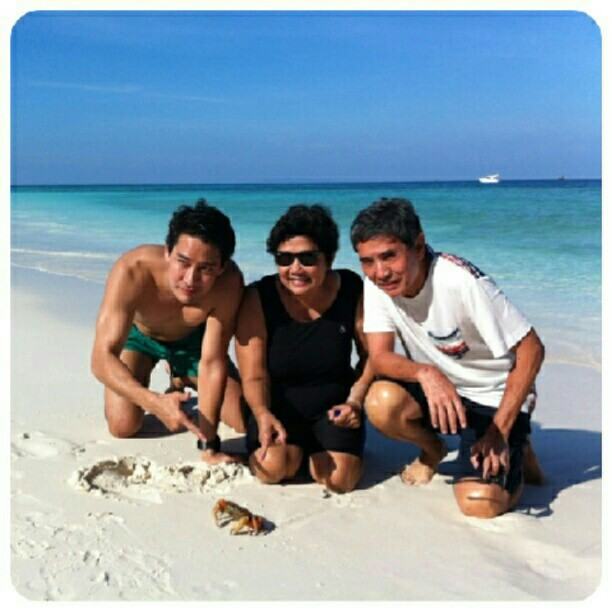ป้อง ณวัฒน์ อวดหุ่นเอาใจแฟนคลับ ที่เกาะตาชัย และภูเก็ต