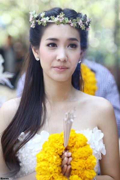 เตรียมฮา! มีน-เป้ นำทีมดารา บวงสรวง ซินเดอเรลล่ารองเท้าแตะ