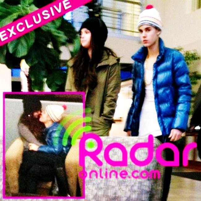 หวานกันกลางสนามบิน Justin Bieber กับสาว Selena Gomez