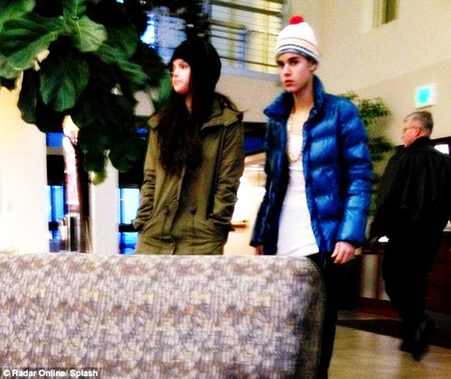 หวานกันกลางสนามบิน Justin Bieber กับสาว Selena Gomez