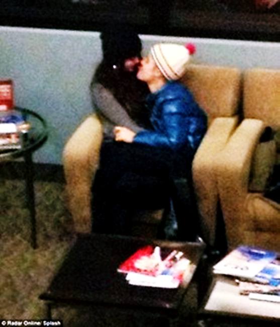 หวานกันกลางสนามบิน Justin Bieber กับสาว Selena Gomez