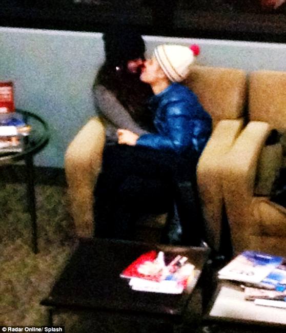 หวานกันกลางสนามบิน Justin Bieber กับสาว Selena Gomez