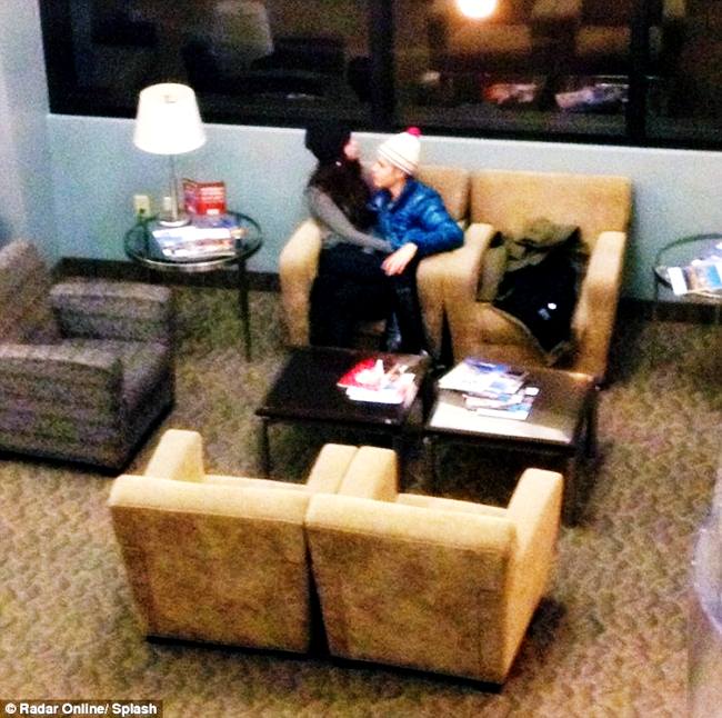 หวานกันกลางสนามบิน Justin Bieber กับสาว Selena Gomez