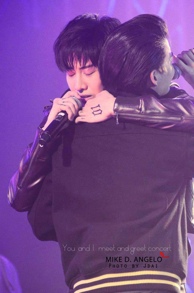 กอล์ฟ ไมค์  กอดกันร้องไห้