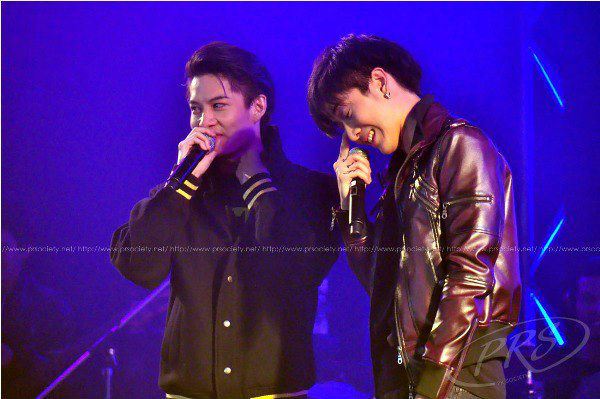 กอล์ฟ ไมค์  กอดกันร้องไห้