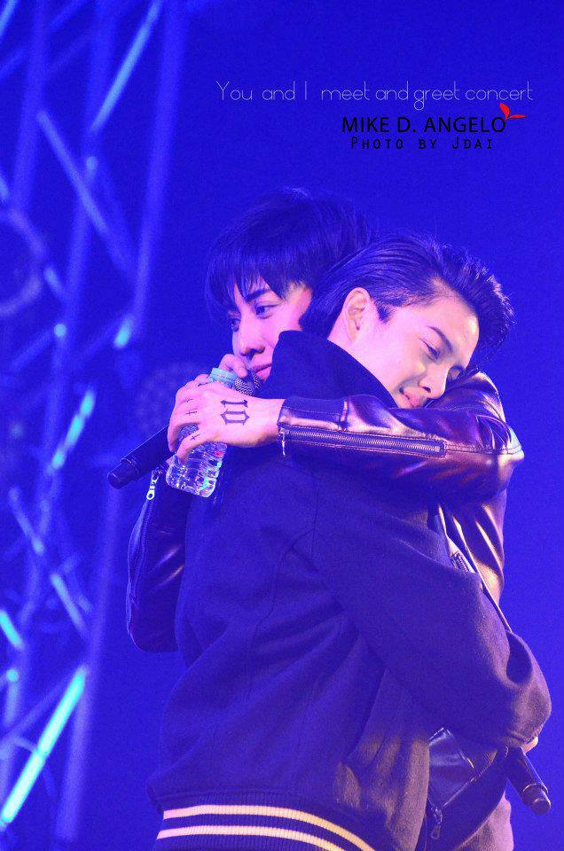 กอล์ฟ ไมค์  กอดกันร้องไห้