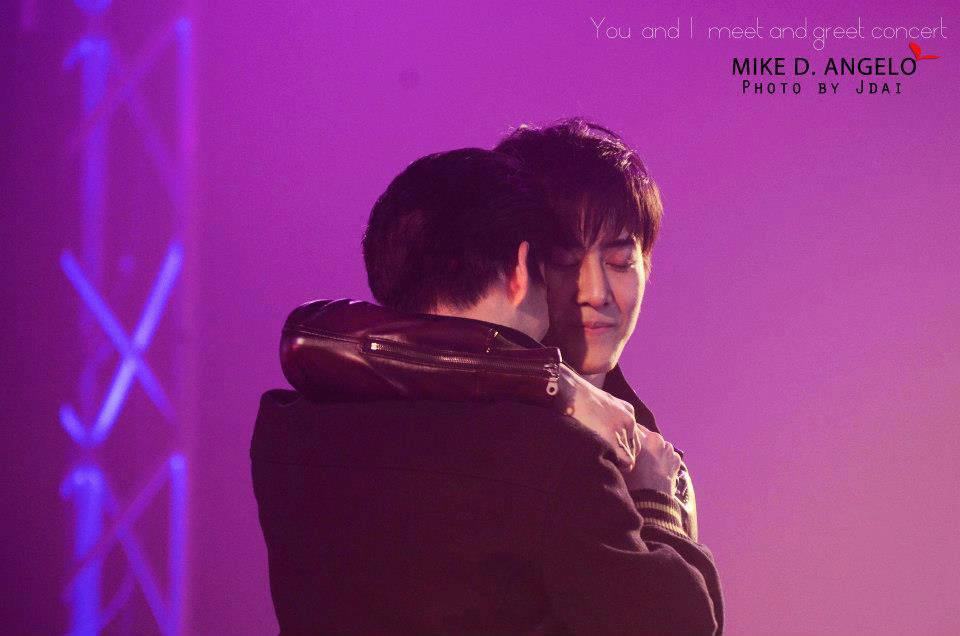 กอล์ฟ ไมค์  กอดกันร้องไห้