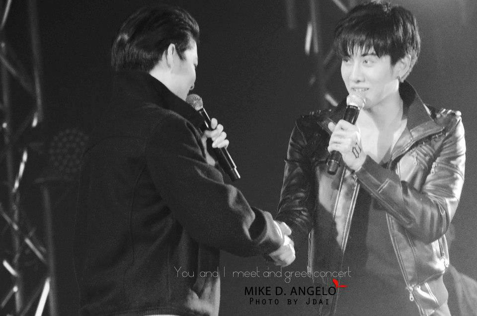 กอล์ฟ ไมค์  กอดกันร้องไห้