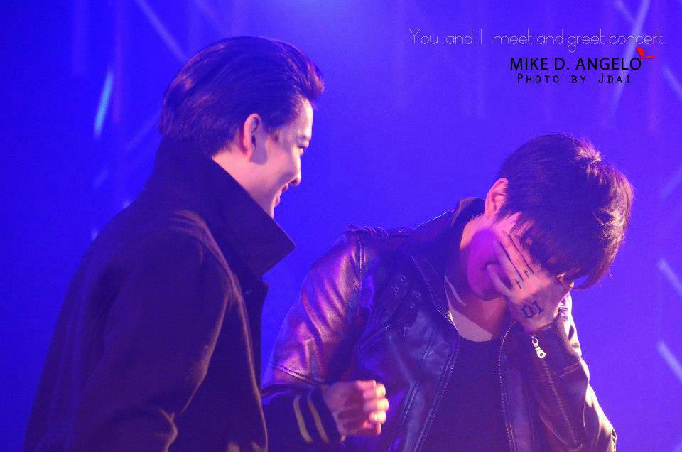 กอล์ฟ ไมค์  กอดกันร้องไห้