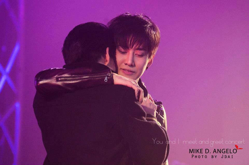กอล์ฟ ไมค์  กอดกันร้องไห้