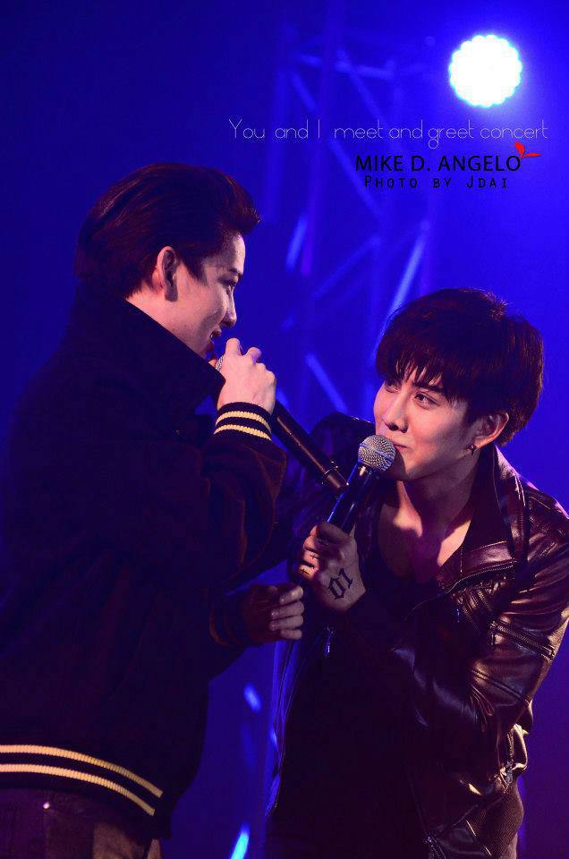 กอล์ฟ ไมค์  กอดกันร้องไห้