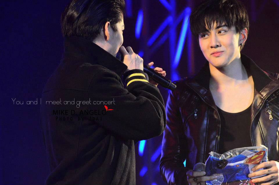 กอล์ฟ ไมค์  กอดกันร้องไห้