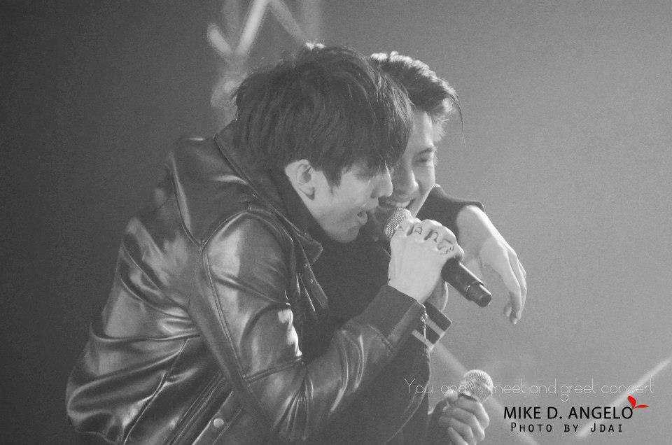กอล์ฟ ไมค์  กอดกันร้องไห้