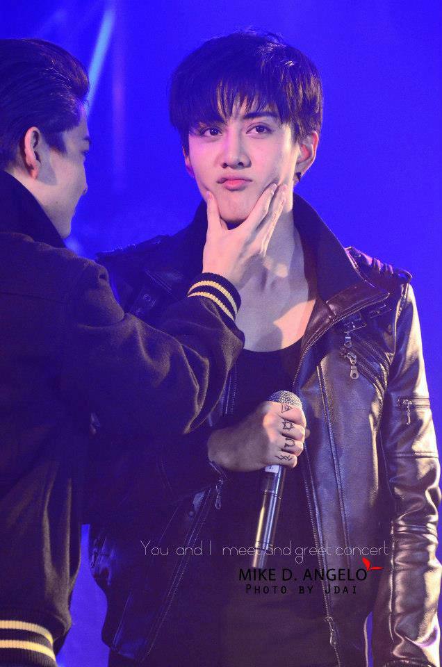 กอล์ฟ ไมค์  กอดกันร้องไห้