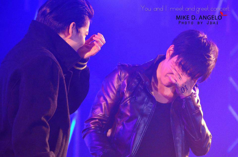 กอล์ฟ ไมค์  กอดกันร้องไห้
