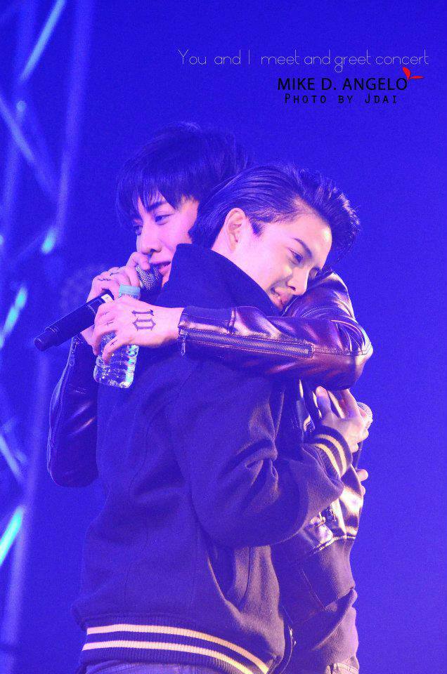 กอล์ฟ ไมค์  กอดกันร้องไห้