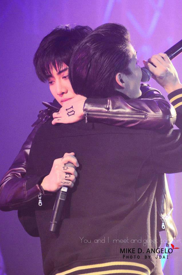 กอล์ฟ ไมค์  กอดกันร้องไห้