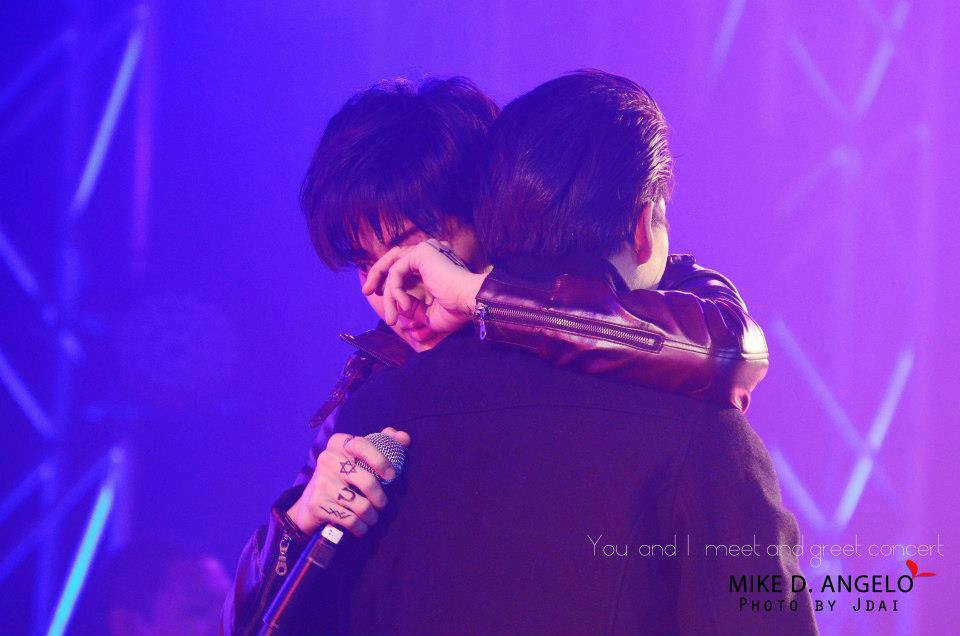 กอล์ฟ ไมค์  กอดกันร้องไห้