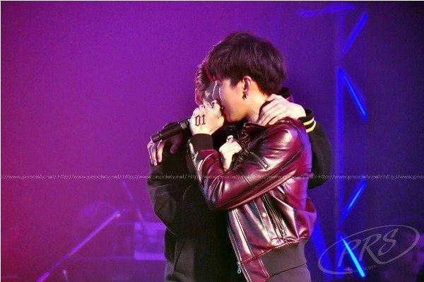 กอล์ฟ ไมค์  กอดกันร้องไห้