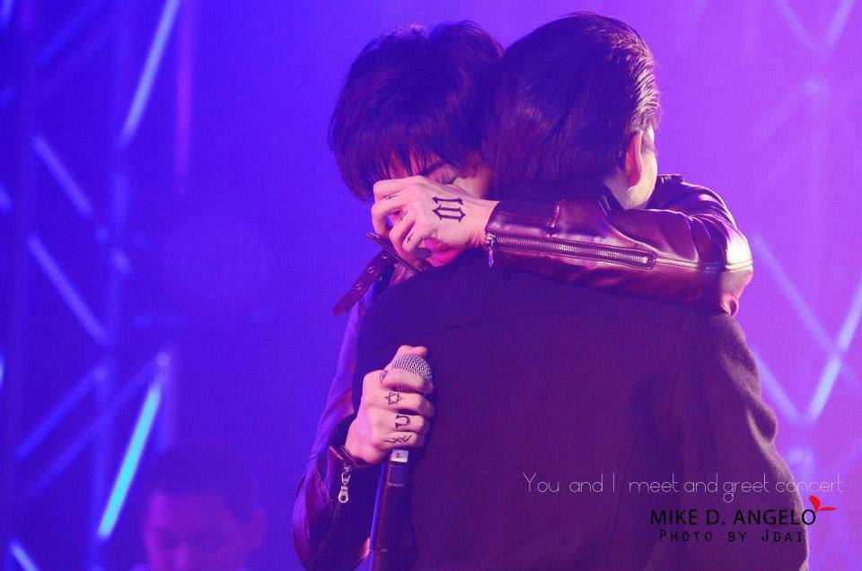 กอล์ฟ ไมค์  กอดกันร้องไห้