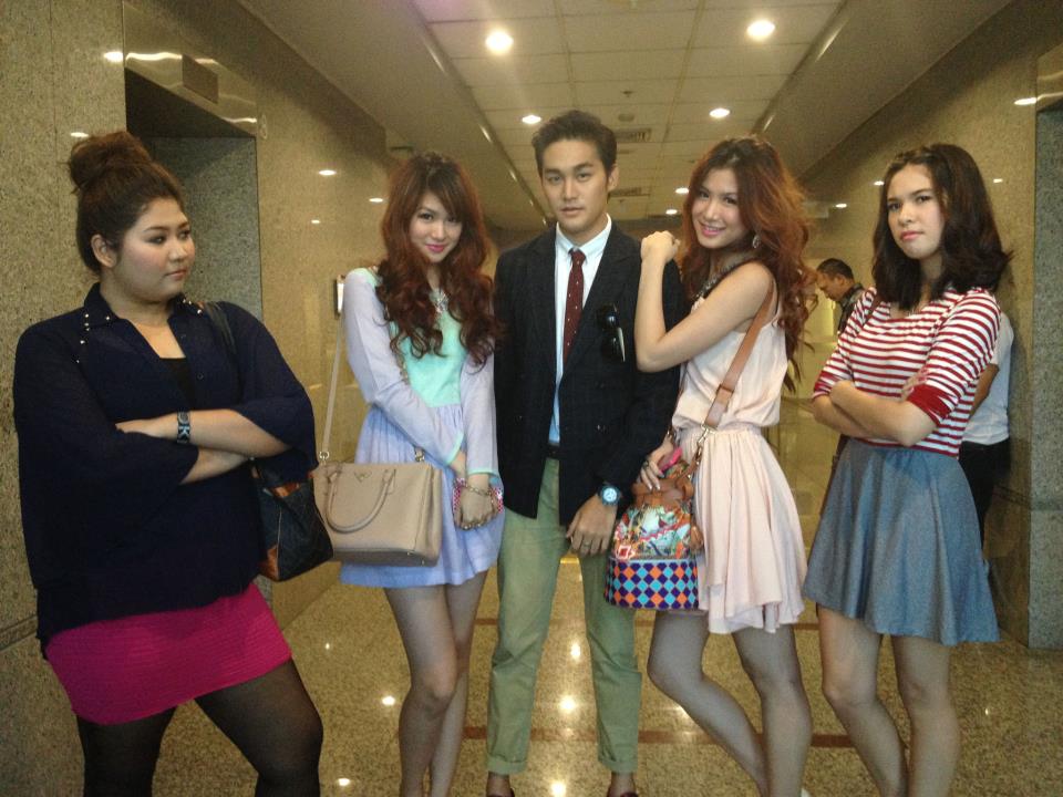 4 สาวขายาว Olives